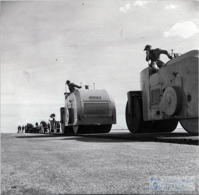 Operación de asfaltado de la pista de aterrizaje de la base aérea de Torrejón de Ardoz (Madrid, 10.08.1956) | Fotografía: Embajada de EEUU en España; fuente: lainformacion.com