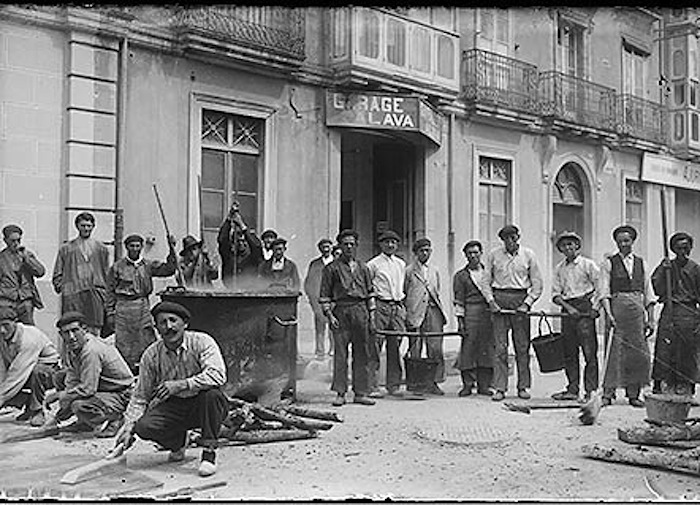 Asfaltadores. Hacia 1927. Foto: AMVG YAN; fuente: vitoria-gasteiz.org