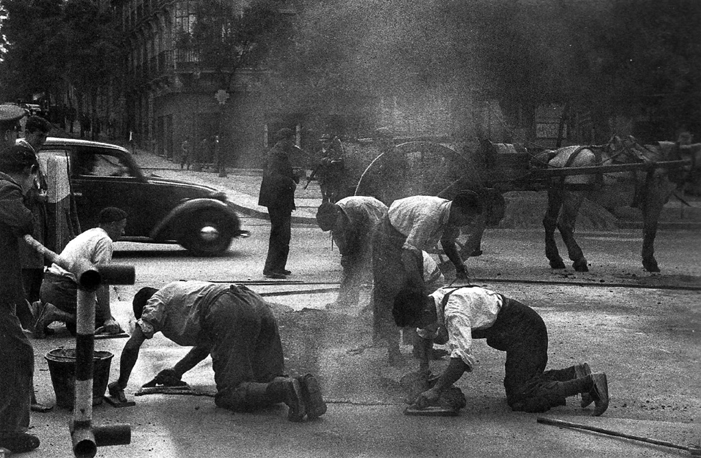 Obreros trabajando en el asfaltado de una calle del centro de Madrid | Foto: Hermes Pato, 1945; publicación online: urbancidades.wordpress.com