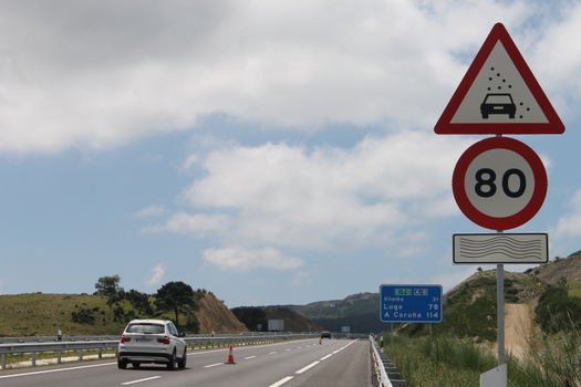 Señales de aviso colocadas en el tramo Mondoñedo - Abadín (Lugo) de la A-8. Créditos: C. ARIAS | Diario de Pontevedra